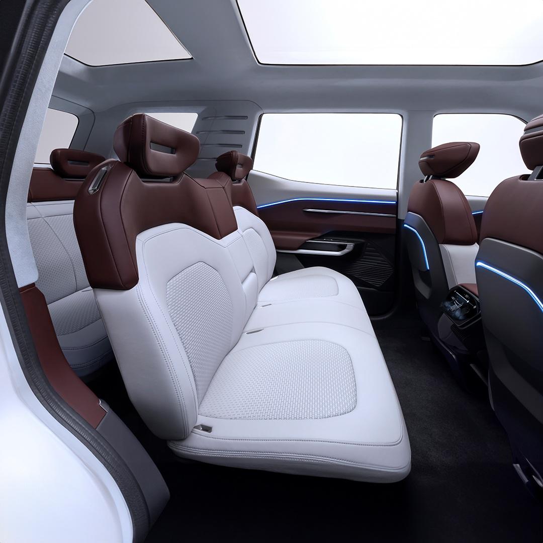 KHÔNG GIAN 3 HÀNG GHẾ SANG TRỌNG VÀ RỘNG RÃI